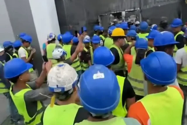 Obreros que trabajan en reconstrucción del aeropuerto de Maiquetía protestaron por falta de pago