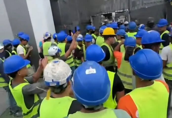 Obreros que trabajan en reconstrucción del aeropuerto de Maiquetía protestaron por falta de pago