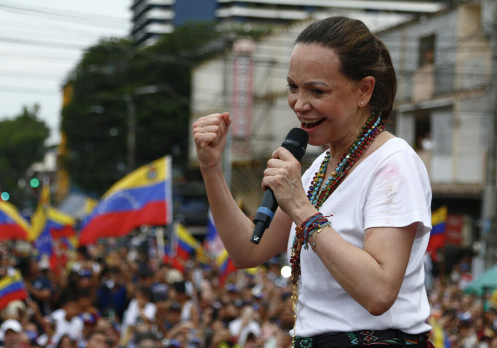 María Corina Machado participa en entrega de ayuda humanitaria en Panamá y denuncia que el chavismo teme su regreso a Venezuela