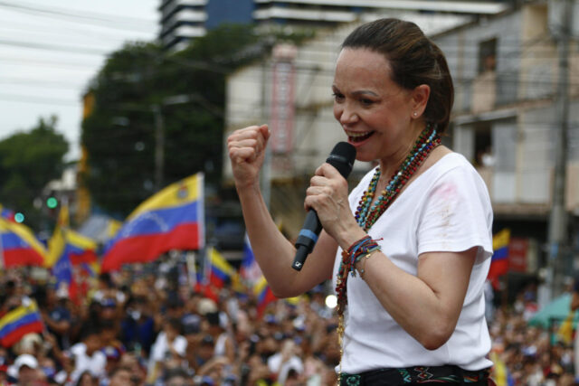María Corina Machado participa en entrega de ayuda humanitaria en Panamá y denuncia que el chavismo teme su regreso a Venezuela