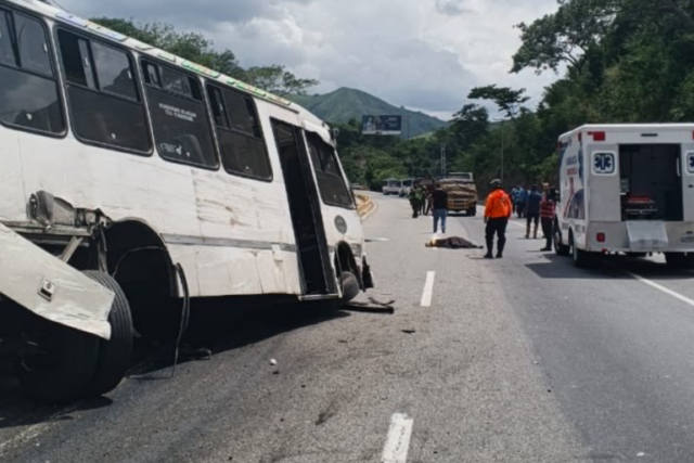 Accidente de tránsito en la ARC deja una docente fallecida y ocho alumnos heridos