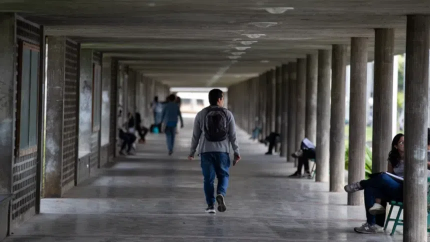 Fapuv planteó aumentar las becas universitarias a 150 dólares mensuales — Universidad Central de Venezuela. Foto: EFE