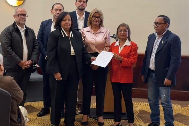 Gremio médico entregan a Dinorah Figuera propuestas para recuperar el sistema de salud venezolano