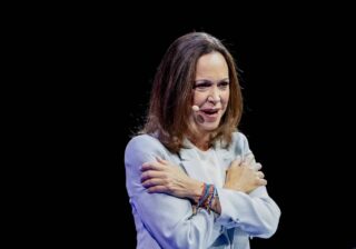 María Corina Machado dice que respetará los contratos petroleros legales y ofrece incentivos a la inversión estadounidense