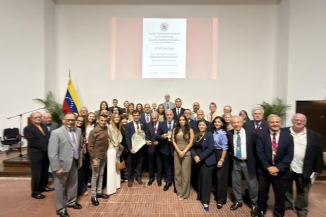 Foro Penal recibe la Orden «Juan Germán Roscio» y plantea participar en la reconstrucción de la justicia
