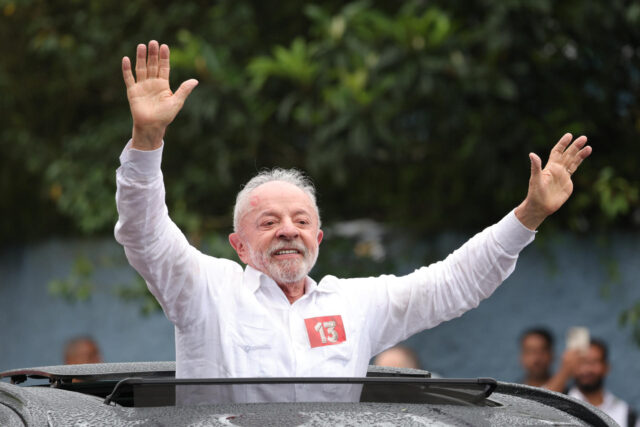 Lula da Silva ganó un histórico balotaje a Flávio Bolsonaro y asumirá un cuarto mandato en Brasil