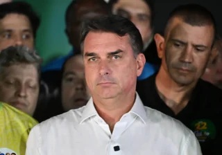 Eduardo Bolsonaro niega que su hermano Flávio se haya fugado de Brasil tras su derrota