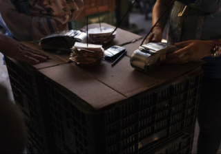 El crédito al consumo crece en Venezuela, pero la falta de historiales compartidos dificulta medir el riesgo