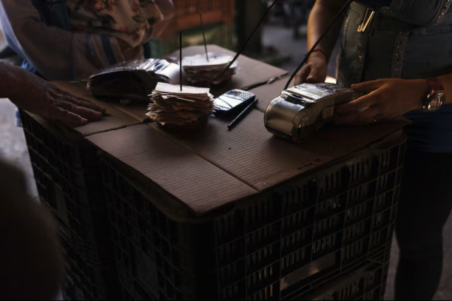 El crédito al consumo crece en Venezuela, pero la falta de historiales compartidos dificulta medir el riesgo