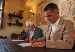 Puy du Fou España recauda 10.000 euros para apoyar la ayuda humanitaria de la Cruz Roja tras terremotos en Venezuela