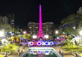El Obelisco de la Plaza Altamira se viste de rosado por el Día mundial contra el cáncer de mama