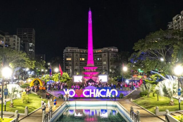 El Obelisco de la Plaza Altamira se viste de rosado por el Día mundial contra el cáncer de mama